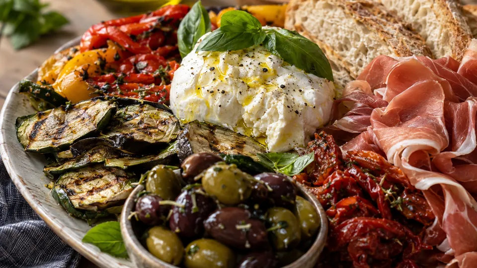 Mediterrane Antipasti-Platte mit Burrata und gegrilltem Gemüse