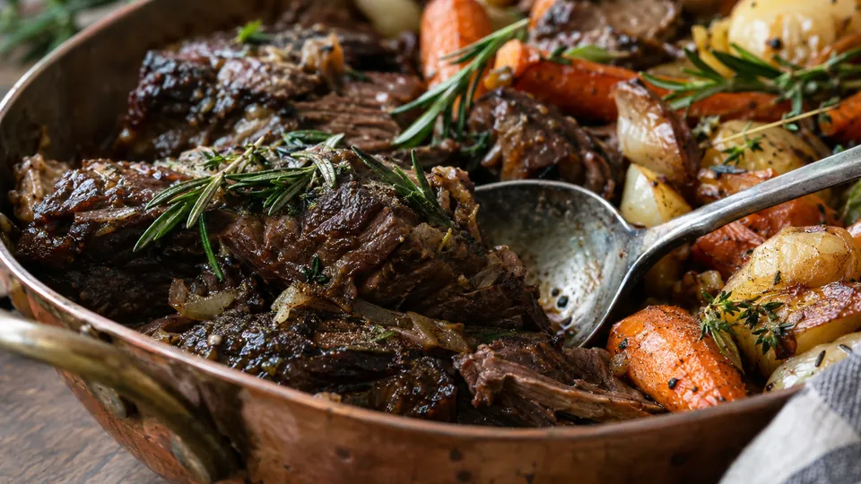 Geschmorter Braten mit Rosmarin in der Kupferpfanne am Buffet