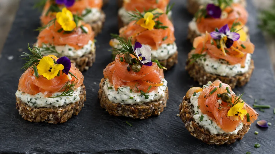 Canapés mit Lachs und Frischkäse auf Schieferplatte