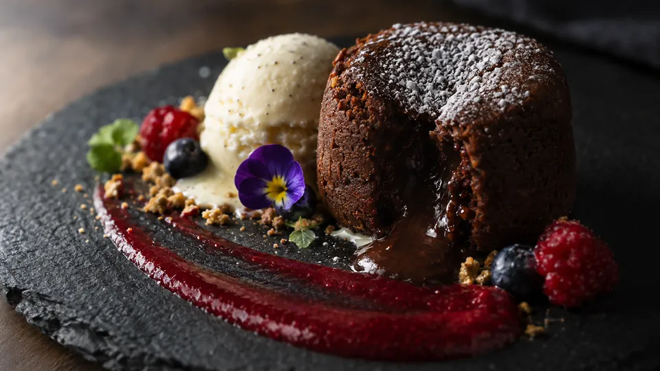 Angerichtetes Dessert: Schokoladenfondant mit Vanilleeis