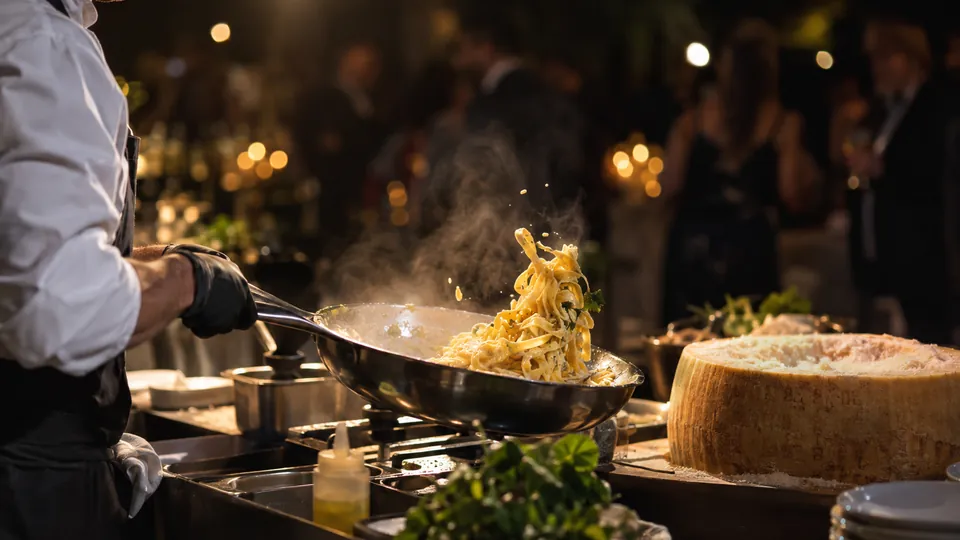 Live-Pasta-Station: frische Pasta wird in der Pfanne geschwenkt