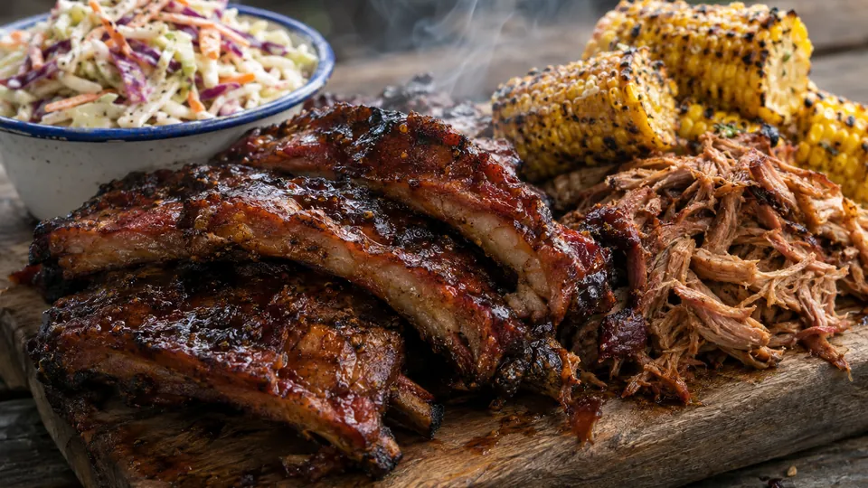 Rustikale Platte mit Spareribs, Pulled Pork und Maiskolben