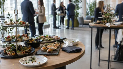 Fingerfood-Etageren beim Business-Empfang in einem Foyer