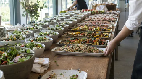 Buffet wird vor Eintreffen der Gäste mit Platten bestückt