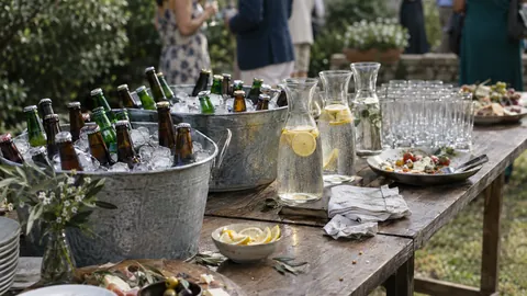 Getränkestation mit Eiswannen, Bier und Wasserkaraffen
