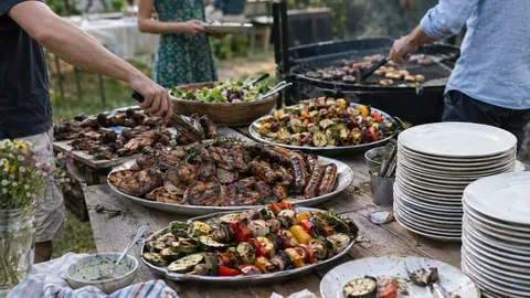 Grillplatten und Spieße für eine große Gruppe werden angerichtet