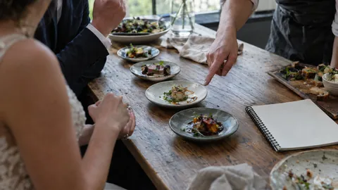 Paar beim Menü-Tasting mit dem Caterer