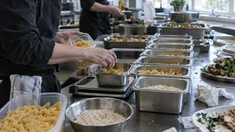 Portionen werden mit Küchenwaage und Gastronorm-Behältern kalkuliert